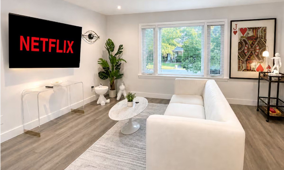 Lawrence Manor House | 5BR · Sleeps 10 · Parking · Near Rogers Stadium