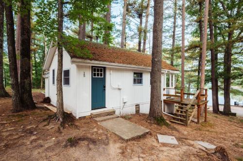Mayfield House | Arbutus Lakeview Retreat I Fishing l Near TC!