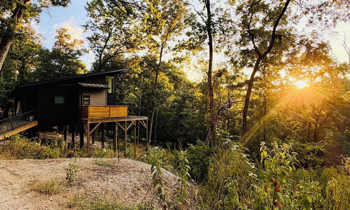 Sylvan Shores Cabin | Firefly 2, luxury lakeside treehouse w/hot tub, BBQ, extra parking, boat put-in