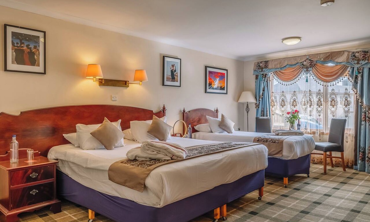 Oban Hotel | Historic Oban Bay Escape: Near Distillery, Ferry & Tower Walks l 4 Family Rooms
