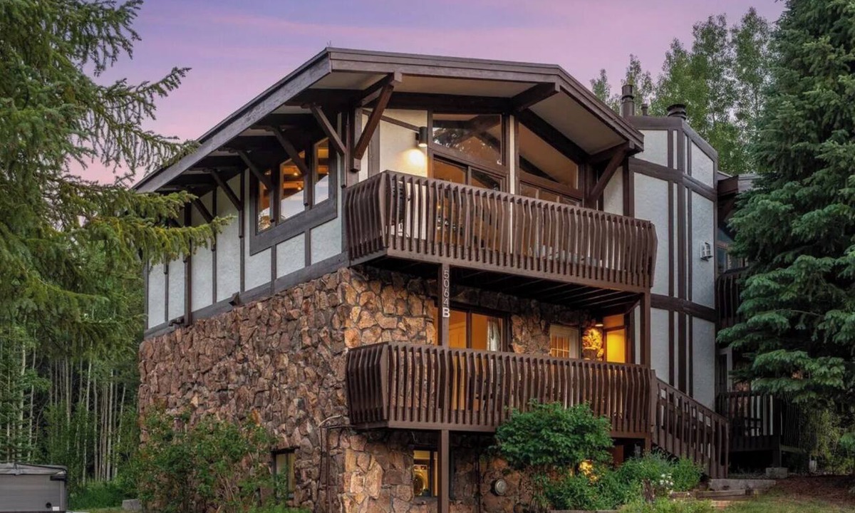 Vail House | Meadowview Retreat – 3BR/3BA, Hot Tub, Ski Shuttle, East Vail
