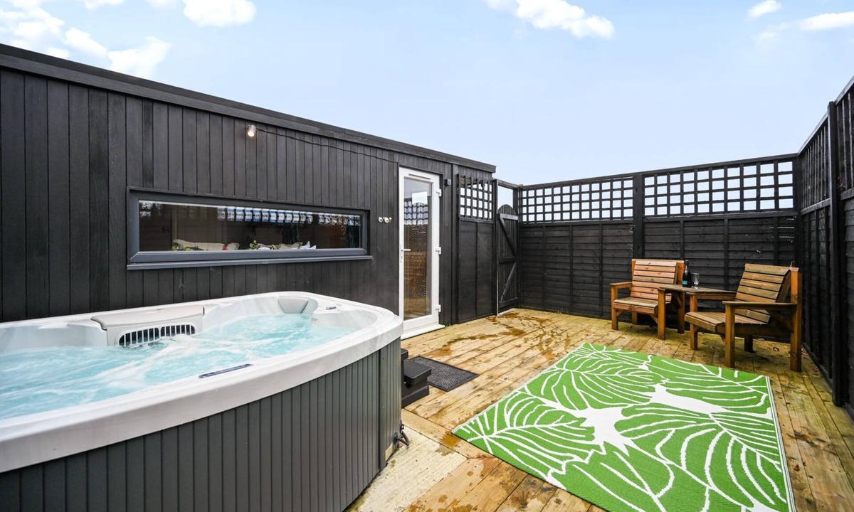 Abbess Roding Cabin | Pilgrim - a holiday let that sleeps 2 guests in 1 bedroom