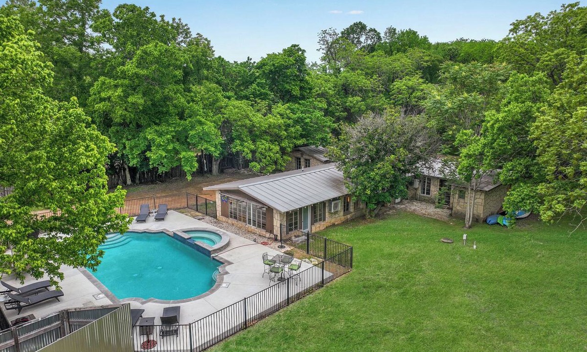Wimberley House | The Creek,The Pool, walking distance to the square it's all here!