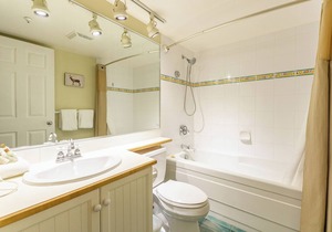 Aspens #215 Prime Ski-in Ski-out Location! Pool, Hot tubs, BBQ, sleeps 4 in Whistler