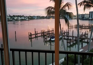 Front unit overlooking Moorings bay - 7 min walk to the Beach. 2 boat slips in Naples
