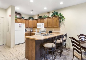 King Bedroom, 1 Bathroom + Adjoining Queen Suite Golf Condo in Branson