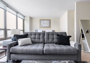 Upscale Lakeview Studio w/ Rooftop Pool near Wrigley Field, by Blueground in Chicago