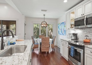 Villa Overlooking Roy Barth Tennis Courts- 5 Minute Walk to Beach in Kiawah Island