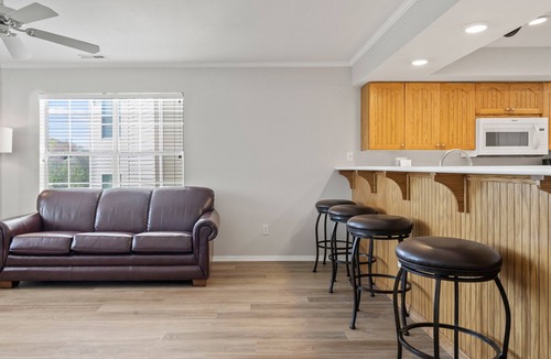 Branson Condo | 2 Bedroom, 2 Bathroom Walk-in Condo with Golf Course View from All-Season Sunroom