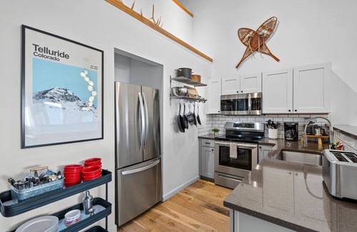 Telluride Condo | Chalet Chic Telluride Retreat | Walk to Ski & Downtown | Hot Tub + Parking