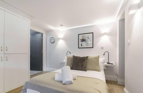 Windsor City Centre Apartment | Chic Studio Steps from Windsor Castle