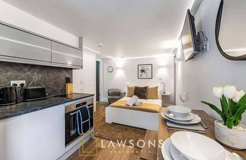Windsor City Centre Apartment | Chic Studio Steps from Windsor Castle