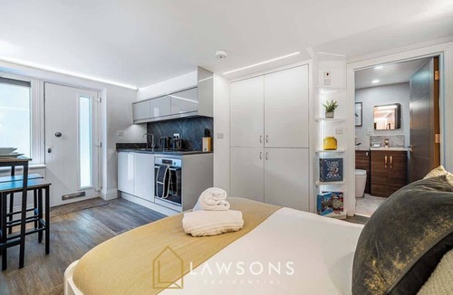 Windsor City Centre Apartment | Chic Studio Steps from Windsor Castle