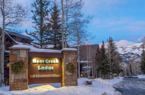 Mountain Village Hotel | Cozy Bear Creek Lodge King Room | Heated Pool, Hot Tubs & Pet-Friendly
