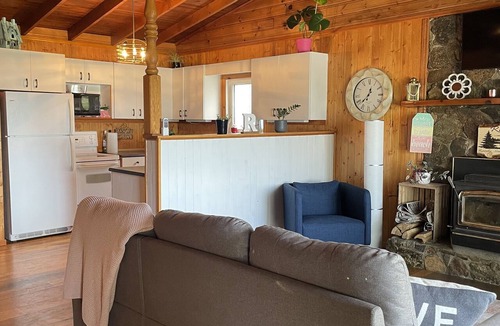 Central Alberta Cabin | Cozy Quiet Year-Round Cottage on the Lake w/Hot Tub