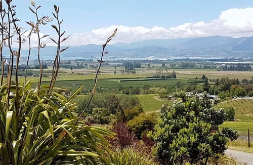 Brightwater Cottage | Golden Hills Farm Cottage, Stunning Views and a Swimming Pool