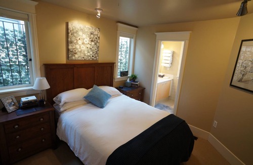 Broadway Apartment | One Block Off Broadway - 2 bed/2 bath with parking in hip historic Capitol Hill