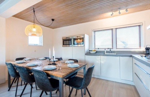 Buren House | Platte Duun is situated in a unique location in the dunes between Nes and Buren.