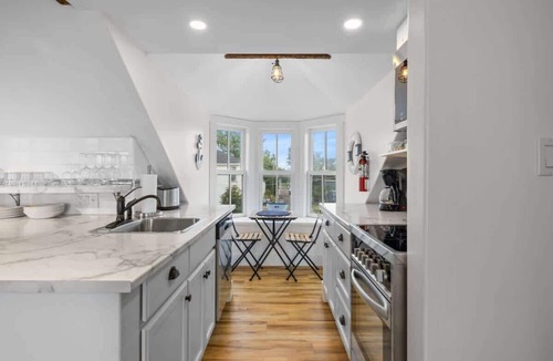 Queens Square Condo | Waterfront Loft KING Penthouse Downtown Ch'town
