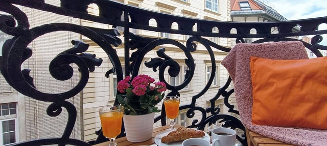 1BR/1BA, AC ♥ Elegant & Bright Suite with a Private Balcony Overlooking Downtown in Budapest