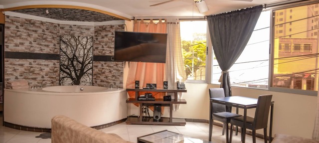 2 Bedroom AC bedrooms, Hot Tub, 4 blocks to Lleras in Medellín