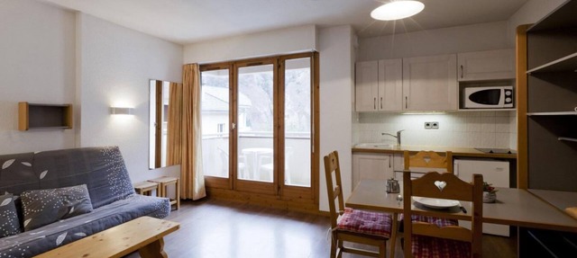 200m from ski lifts, 3rd floor, view mountain, balcony, tv, 24m², Brides Les Bains in Brides-les-Bains