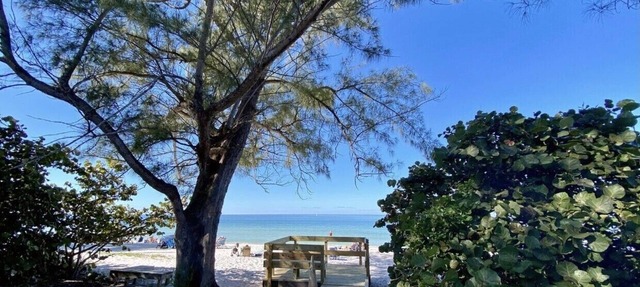2bd 2bth Vanderbilt Beach 4 min to Beach-14 day rentals starting April 1- Dec 30 in Naples
