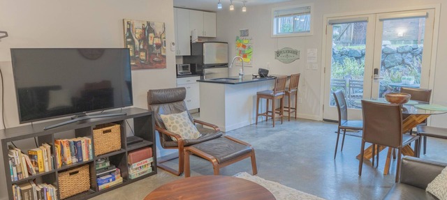 2bed-2bath Ballard Courtyard Apartment Walk to Old Ballard! Restaurants nearby! in Seattle