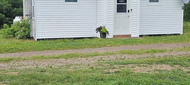 3-bedroom bungalow in charming Carter's Point with AC, WiFi. Close to beach. in Carter's Point