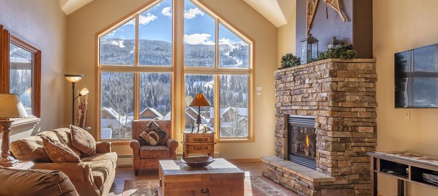 3 BR + Loft BR/4 BA Top Floor Condo with Mile-Wide Ski Run View; 8 separate beds in Keystone