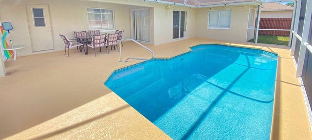 4 bedroom home, private pool, single floor in Davenport