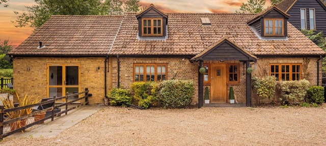 5 Bed Barn Conversion in Dorney - By Tempstay in Windsor