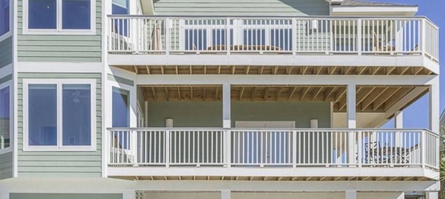 5 BEDROOMS, 41/2 BATHS. GOLF CART INCLUDED! PIRATES BEACH. in Galveston