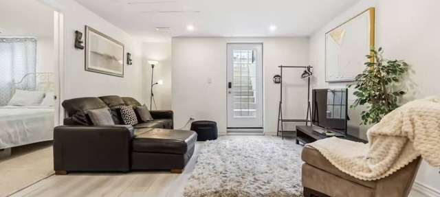 5 minutes from Ridgeway Plaza! Bright Basement retreat in Mississauga in Mississauga