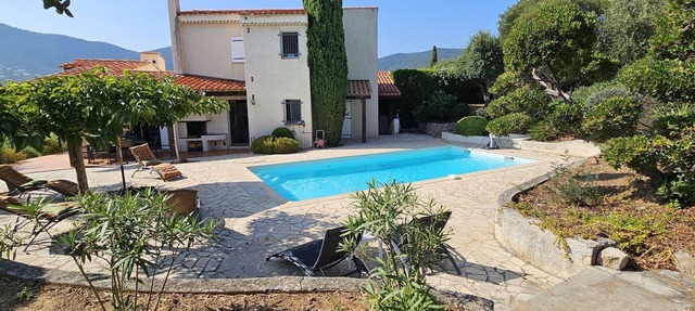 900m from beach and stores, air-conditioned villa, swimming pool. Sea and harbor view in Cavalaire-Sur-Mer