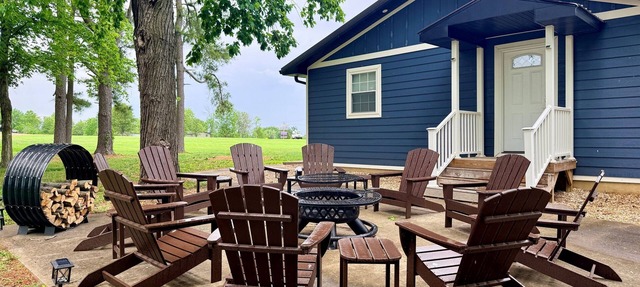 Air Hockey, Porches & Large Kitchen in Goreville