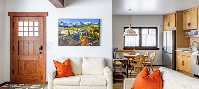 Alpen Edelweiss Chalet: A pet-friendly luxury apartment 5 mins. to trails & town in Crested Butte