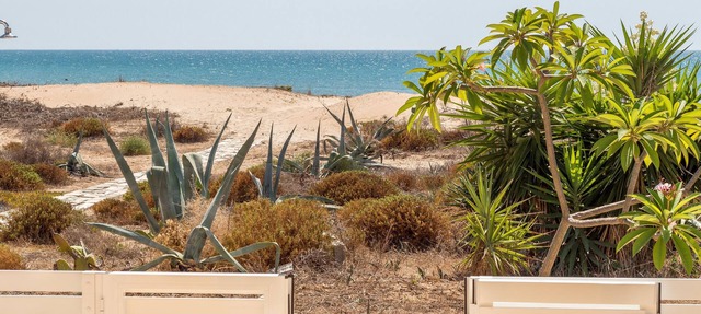 Amarillis, seafront apartment on the beach of Caucana (Punta Secca) in Caucana