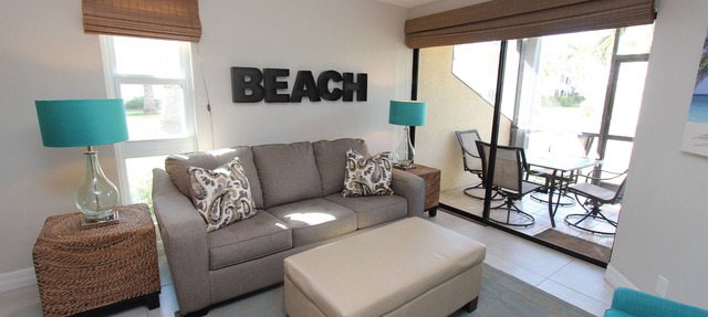 Amazing SMB location! Cayman Reef 47 King bed 65" TV, Bright Airy FULLY stocked in Georgetown