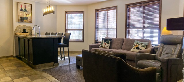 Aspens #109 Prime Ski-in Ski-out Location! Pool, Hot tubs, BBQ, Ski Hill View in Whistler