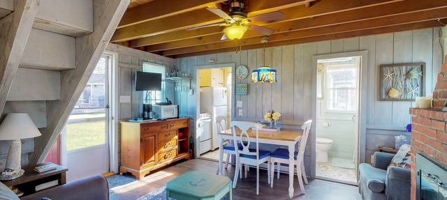 Bay view cottage w/deck, gas grill & great view - steps to private beach in Barnstable