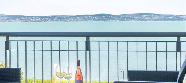 Beachfront Cozy Condo with Awesome Lakeviews - Balaton, Siofok, Golden Beach HU in Siófok