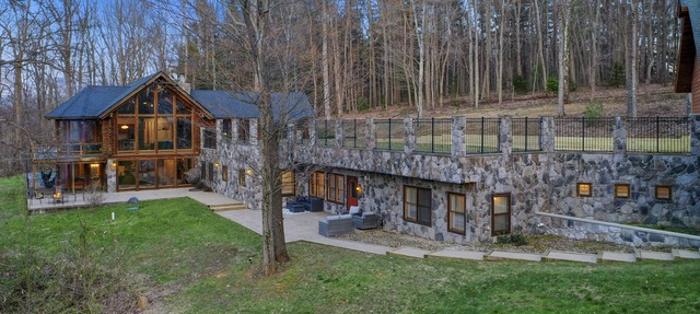 Beautiful Villa - Pool, Hot tub, Sauna, sleeps 29! in Lancaster