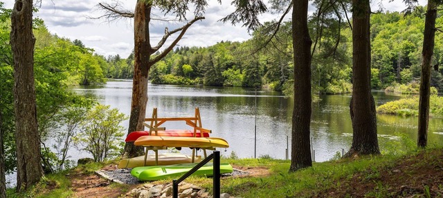 Berkshire Waterfront Private Escape– 5BR, 3 Bath, Hot Tub, Firepit & Kayak in Otis