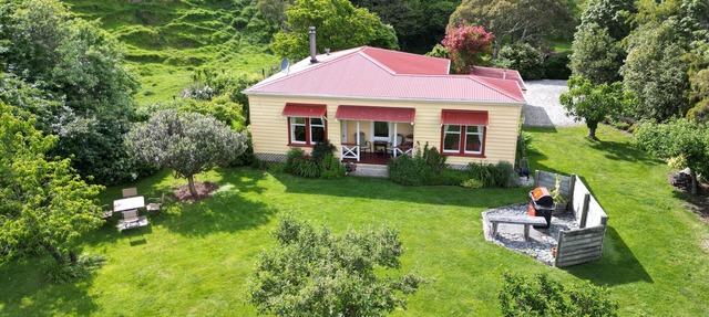 Bespoke Cottage, outdoor baths, wine tasting, pet friendly in Sleepers Vineyard in kekerengu