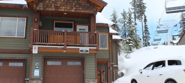 Bright End unit Townhome, priv. hot tub, 2 parking, ski in/out, close village in Beaverdell
