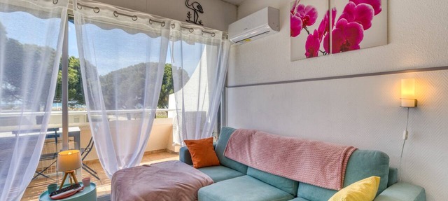 Bright Sea View Studio with Balcony and Direct Beach Access in Le Grau-du-Roi