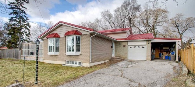 Bungalow with cozy 4 bedrooms on a Large property Lot ! Late check-out in Pickering