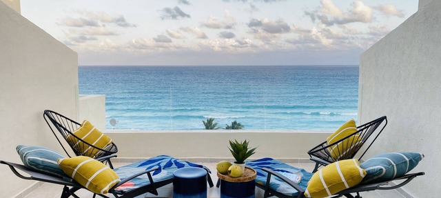 Cancun Chic, beachfront apartment, 3 bedrooms, 3 bathrooms in Cancún