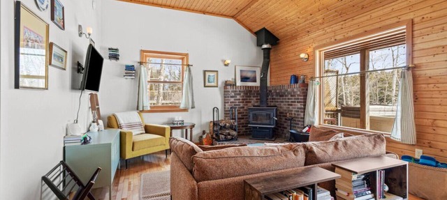 Canyon Point Cozy Cottage -Hot tub-Lakefront in Windsor